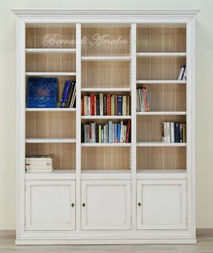 Libreria in legno con 3 ante finitura colore bianco anticato e schienali in rovere sbiancato